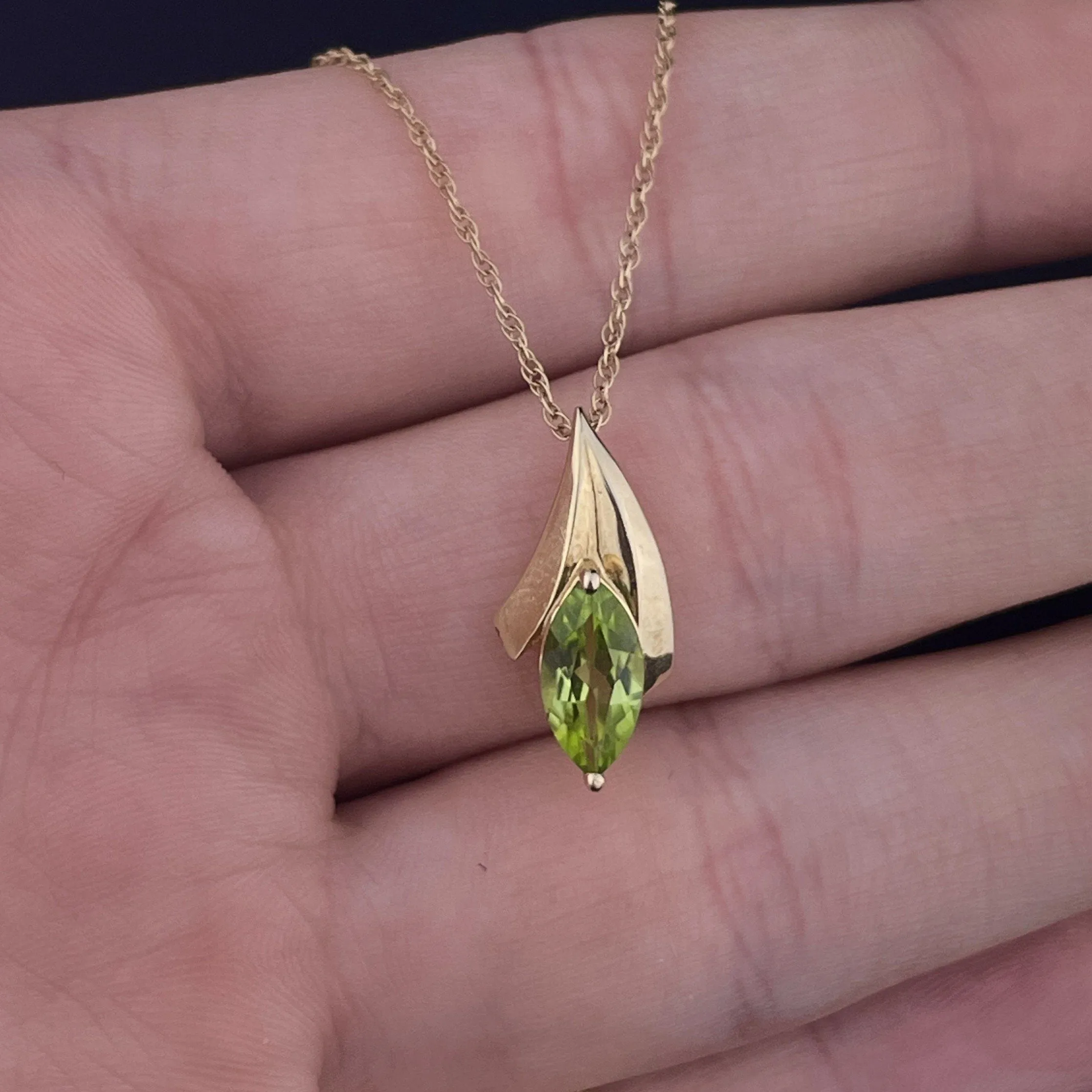 Vintage 14K Gold Green Spinel Charm Pendant Necklace